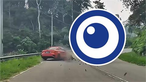 重機過彎失控撞上對向來車！騎士撞飛瞬間「空中轉體2圈半」驚悚畫面曝光