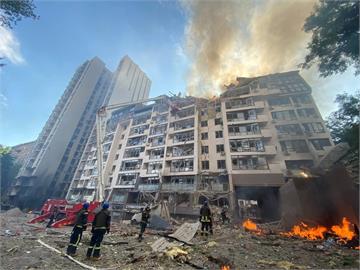 快新聞／俄軍時隔20天再度轟炸烏克蘭首都　基輔市區大樓起火有人遭埋