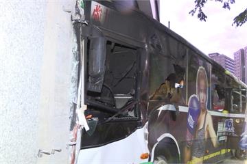公車撞騎樓後燃燒 司機大面積灼傷