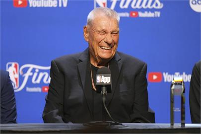 NBA/名人堂傳奇教頭領終身成就獎 穿湖人巨星最新籃球鞋批前東家犯大錯