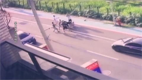 仁武砍人案！疑200萬債務糾紛　男遭棍棒、刀械當街追砍