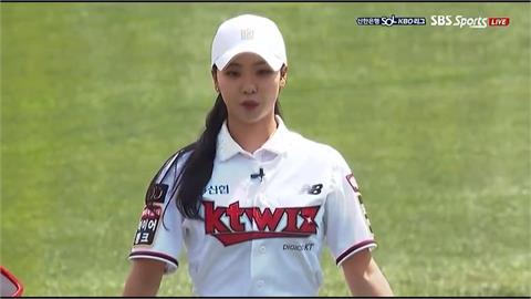 南韓美女高球員替韓職開球　上演另類「一桿進洞」