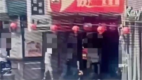 疑欠錢糾紛！8惡煞當街拉扯男子　警到場起出大量毒品
