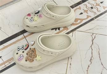 別再亂買！3款「爆紅鞋」恐害腳變形　醫警告踩久會出事