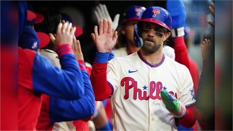 MLB(影)/費城人巨砲哈波奇怪刷牙方式引發熱議!牙醫:不建議用那種方式