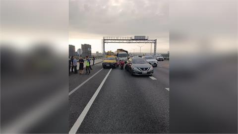 快新聞／台74連環撞釀5傷　5車撞成一團畫面曝