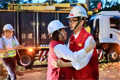 快新聞／太感動！夜訪嘉義「黃敏惠秒給大擁抱」　陳其邁曝馳援原因