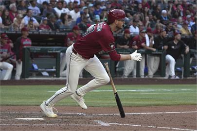 MLB(影)／響尾蛇打到沒野手可代打　投手上場救火還敲安打帶打點