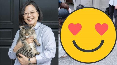 蔡英文華山遇「巨型擋路仔」！下秒「蹲地狂擼」畫面曝光…她笑喊：差點走不出去