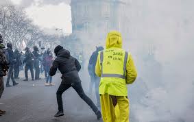快新聞／黃背心運動滿周年 示威者再度湧上巴黎街頭