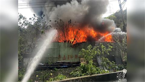 快關窗！新莊工廠冒大火「濃煙竄天」　驚悚畫面曝