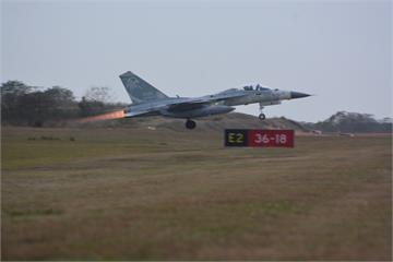 解放軍對台實施聯合戰備警巡　空軍秀經國號戰機５分鐘緊急起飛攔截