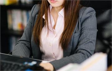 女業務同時約會3名老闆　靠當小三16年爽賺4000萬！網全看傻眼