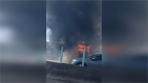 快新聞/嚇死!國1苗栗段客運突起火 9人緊急疏散、南下回堵3公里