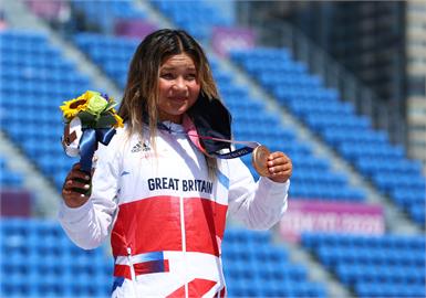 英國15歲最年輕奧運銅牌　天才滑板少女也愛衝浪拚奧運雙棲