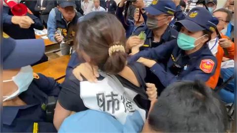 火爆抗爭！名間焚化爐二階環評會　自救會撒茶葉遭女抓住脖子
