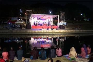 零食、枕頭、棉被配音樂 河畔野餐另類跨年