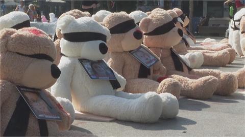以色列廣場出現矇眼染血泰迪熊　籲優先釋放孩童人質