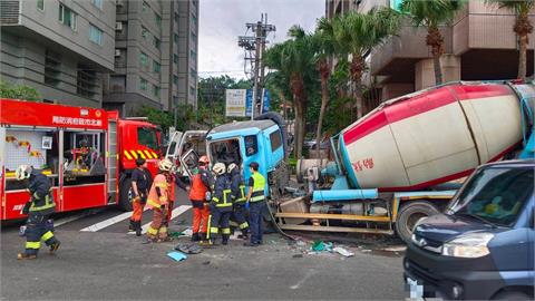 淡水車禍！混凝土車煞停不及連環撞　3人皆送醫