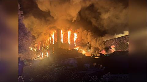 快新聞／五股4層舊衣鐵皮工廠火勢猛烈狂燒　烈焰沖天吞噬山頭