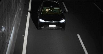 車輛自駕20分鐘！　路人一看駕駛「竟在副駕呼呼大睡」