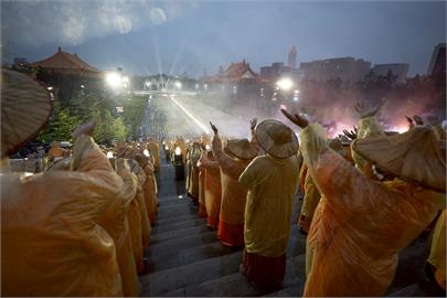大雨澆不熄熱情！佛誕節祈福儀式晚間登場　賴總統等政要出席