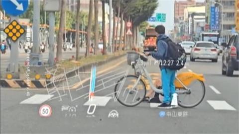 暖心! 男國中生"單車擋車流" 助身障長者過馬路
