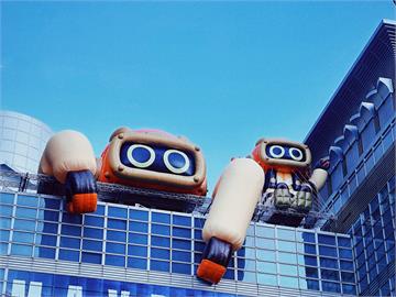 MAYDAYLAND再添新打卡熱點！ 五月天的喵星人離開喵球表面萌登台北101