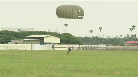 新加坡陸軍突擊營屏東傘訓　場面壯觀！民眾爭睹