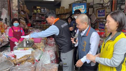 把關年節食品！　高市衛生局偕消保官赴年貨大街稽查