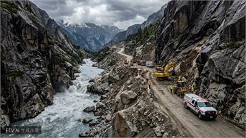 西藏吉隆土石流阻斷唯一道路　巨石中鑿出生命線恢復通行