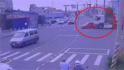說轉就轉？轎車切西瓜左轉　直行砂石車煞車不及釀追撞