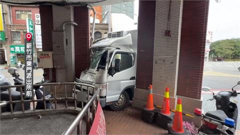 新竹市貨車駕駛疑恍神釀禍! 整車"迎面撞派出所"