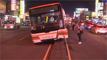 為閃避前車撞分隔島  路燈直接撞斷