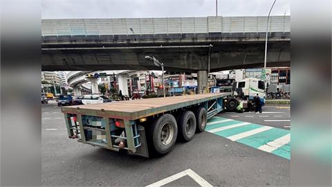 快新聞／板橋死亡車禍！拖板車違規右轉「直撞腳踏車」！騎士困車底傷勢惡化搶救不治
