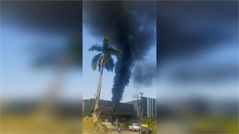 快新聞/正在蓋佛堂!高雄大社工地火警 超濃黑煙竄天畫面曝光