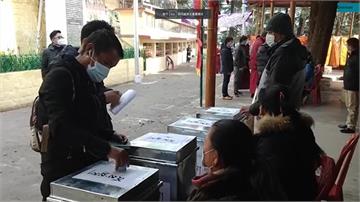 西藏流亡政府大選 藏人頂寒風戴口罩投票
