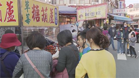 三峽老街滿滿人潮　小吃生意暢旺業者開心