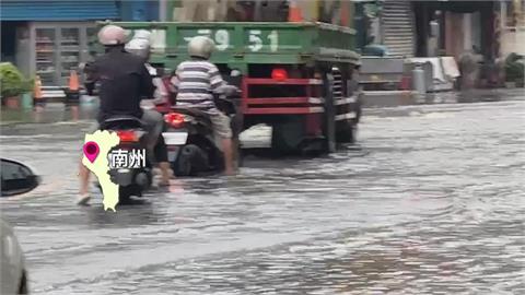 吳郭魚游出魚塭！　屏東潮州居民抓魚苦中作樂續清家園