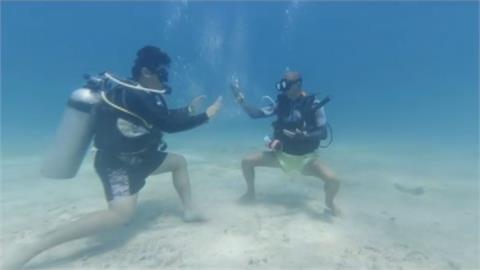 海裡怎麼玩？2男揹氣瓶深潛練武功　網友喊：我也想學水中打泡泡
