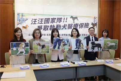 守護汪汪國家隊！ 　吳沛憶偕6綠委共倡執勤犬醫療保險