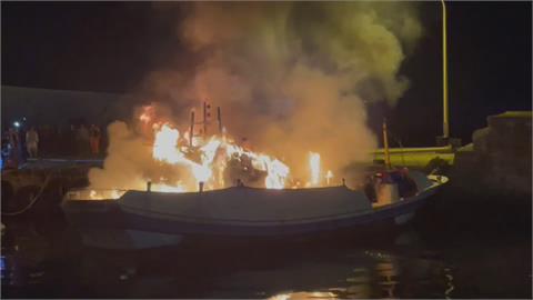 小琉球漁船不明原因火燒船　大火吞噬漁船幸無釀傷亡