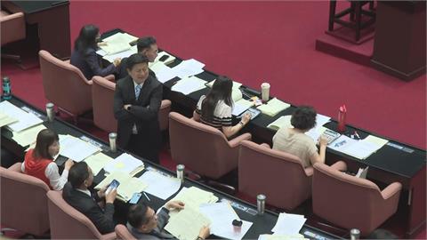快新聞／大場面來了！韓國瑜喊「務本」傅崐萁手抱胸尬笑　綠委歡呼