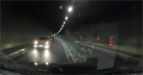 險象環生！　駕駛行駛八卦山隧道內　險對撞逆向車