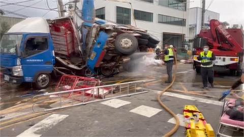 鶯歌大貨車失控翻覆　橫掃9車「6大1嬰受傷」