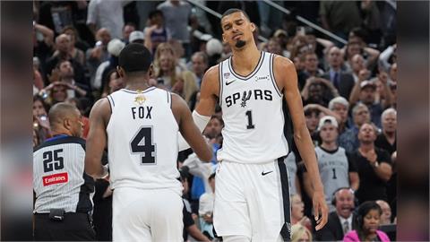 NBA(影)／致命失誤葬送比賽！馬刺少主「斑馬」沮喪坦言：我搞砸了...