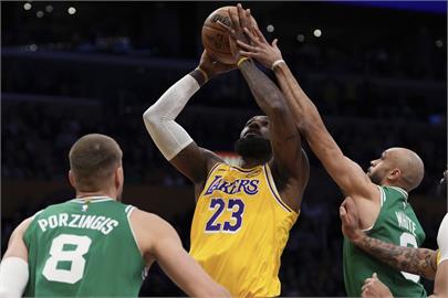 NBA(影)／40歲還能拖車爆扣籃框　塞爾提克明星中鋒「倒退嚕」目送詹皇