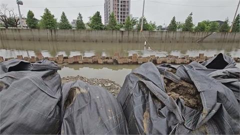 南部淹水災情頻傳！    地方急調派＂太空包＂堆置防再溢堤
