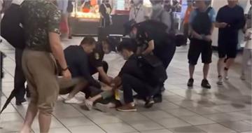 高鐵左營站驚傳婦人「持鐵鉗揮舞」　鐵警到場壓制送醫