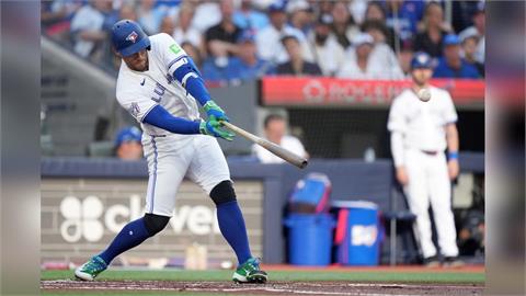 MLB(影)／最貴球星外野防守犯低級錯誤！藍鳥「春天哥」敲安後一口氣衝回本壘破蛋